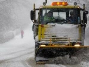 Снеговалеж затвори прохода Петрохан за товарни автомобили и тирове