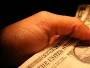 Банкови служители в Казанлък теглили пари от сметка на клиент