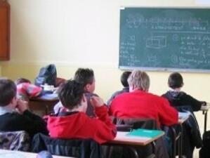 Френските учители стачкуват срещу съкращенията в сектора