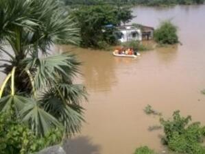 19 души загинаха и 150 000 останаха без дом след наводнения в източна Индия