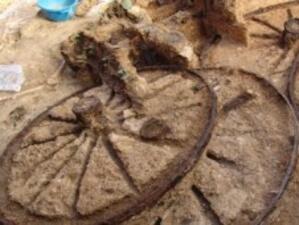 Археолози от Нова Загора откриха запазена тракийска колесница