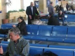 Руснаци не могат да излетят от Бургас заради дълг на туроператор