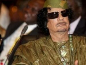 Либийските бунтовници са обградили Муамар Кадафи