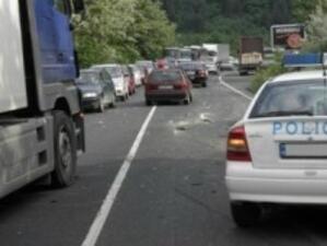 Затворен е участък по пътя София-Варна заради обърнат камион
