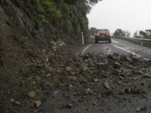 Паднали камъни затрудняват движението по пътищата в Смолянско