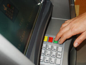 Двама българи са задържани в Тайланд заради измами с банкомати