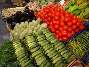 Килограм оранжерийни краставици и домати вървят за 2,50 лева на борсата