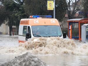 Овладяват последиците от наводнението в Хасковско