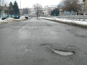 Новият асфалт в Шумен се напука