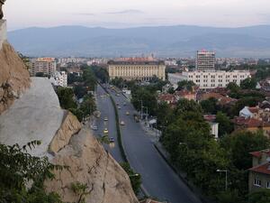Чистят от реклами и климатици Главната улица в Пловдив