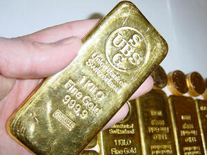 Цената на златото пада заради европейската криза