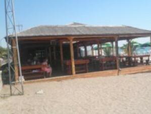 Заведенията на плажа в Бургас без наем през тази година