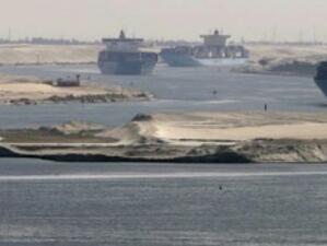 Работещи на Суецкия канал искат повече пари