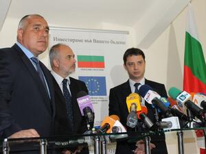 Отляво надясно: премиерът Бойко Борисов, министърът на труда и социалната политика Тотю Младенов и министърът на икономиката, енергетиката и туризма Делян Добрев
