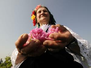 Многоцветно карнавално шествие за празника на розата в Казанлък