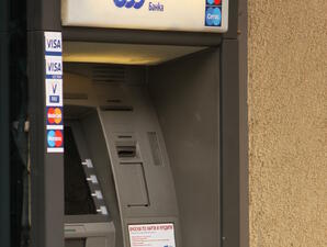 Мобилни телефони теглят пари от банкомати