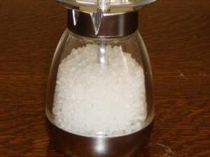 Намаленият прием на сол понижава риска от рак на стомаха