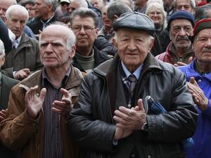Гръцки пенсионери към управляващите: Не режете пенсиите, прережете си гърлата