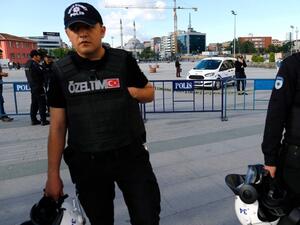 Полицията в Турция атакува и офиси на компании

