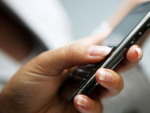 Българите прекарват средно по 5 часа на ден на телефона си