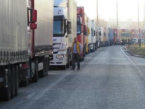 Километрична опашка от камиони заради затваряне за 5 часа на Дунав мост при Русе