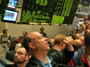 Капиталовите пазари от двете страни на Атлантика записаха понижения вчера
