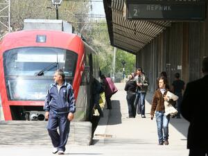 БДЖ превозва безплатно 130 от берачите на боровинки в Швеция