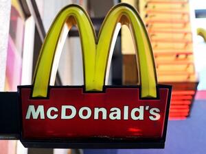 "Макдоналдс" продава контролния дял от бизнеса си в Китай