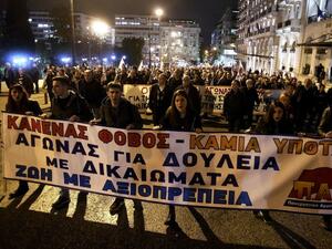Хиляди гърци излязоха на протест в Атина срещу новите мерки за икономии