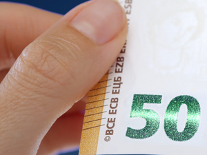 Новата банкнота от 50 евро с надпис на кирилица влиза в обращение
