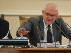 Очаква се парламентът да разгледа искането за оставка на председателя Димитър Главчев