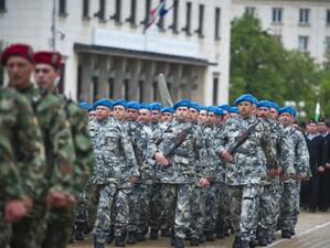 Армията трябва да се включи в опазването на обществения ред, обяви Каракачанов