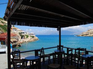 Данъчни масово затварят барове и ресторанти по гръцкото крайбрежие