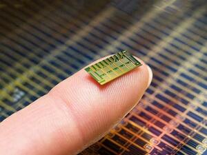Компания имплантира микрочипове на работниците си
