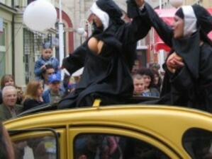 Над 3000 души участват на карнавално шествие в Габрово