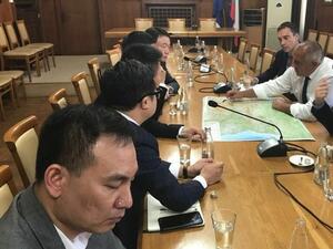 Ексшефът на КФН Мавродиев се появи на среща на премиера с китайски инвеститори