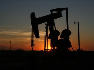 Ръстът на добивите в САЩ сдържа цените на петрола