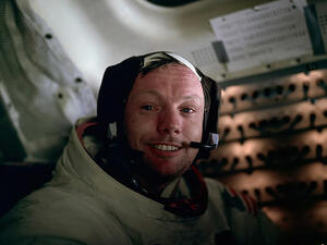 Почина първият човек, стъпил на Луната - Нийл Армстронг